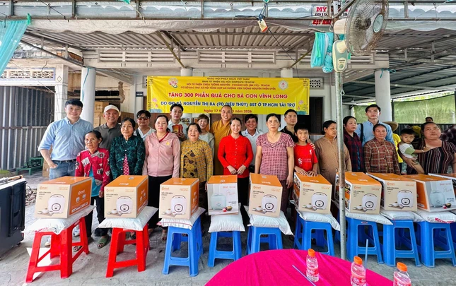 Chùa Tường Nguyên trao tặng 300 phần quà đến hộ nghèo