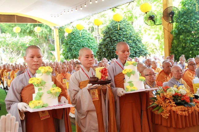 Chư Ni dâng lục cúng