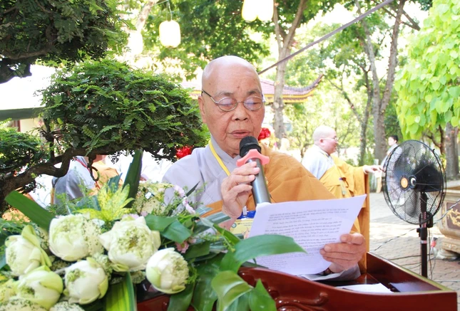 Ni trưởng Thích nữ Hạnh Nhân cung tuyên tiểu sử Đức Thánh Tổ Ni Đại Ái Đạo