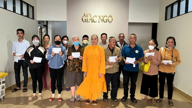 Các bệnh nhân nhận tiền ủng hộ từ bạn đọc và nhà hảo tâm Các bệnh nhân nhận tiền ủng hộ từ bạn đọc và nhà hảo tâm