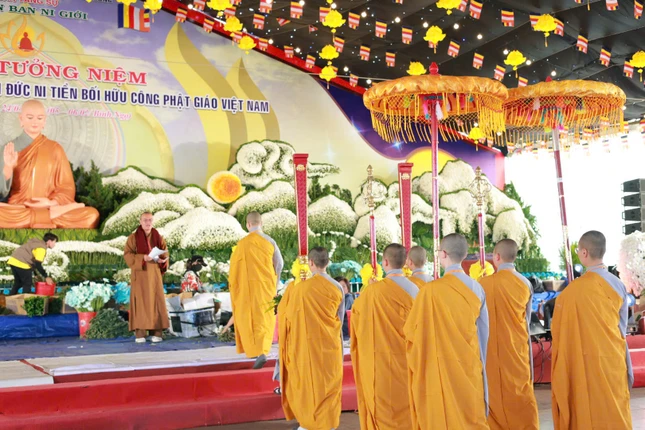 Tiểu ban Nghi lễ tập dượt nghi thức để Ban Tổ chức chỉnh sửa