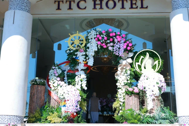 Ban Tổ chức trang hoàng hoa tươi tại các điểm lưu trú của chư Ni tham dự Đại lễ