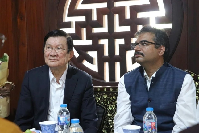 Nguyên Chủ tịch nước Trương Tấn Sang và ông Vipra Pandey tại chùa Pháp Minh