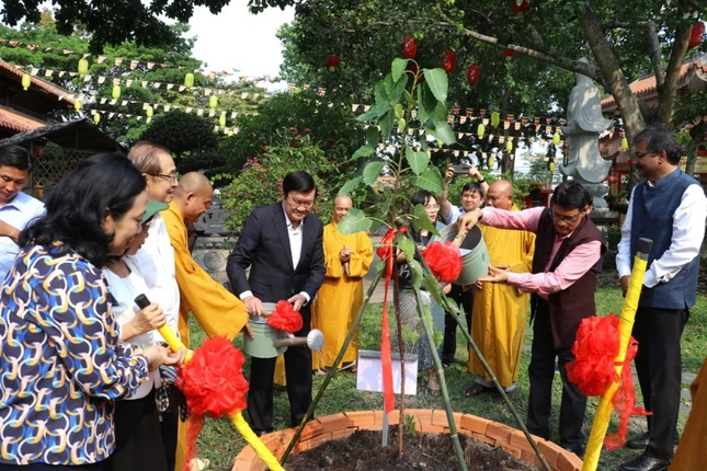 Phái đoàn trồng cây bồ-đề lưu niệm