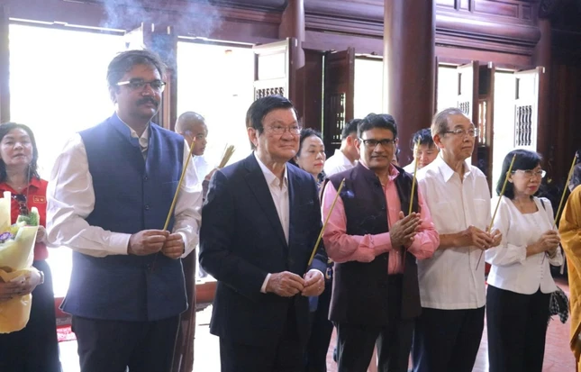 Phái đoàn dâng hương tưởng niệm tại Khu di tích lịch sử Giồng Dứa