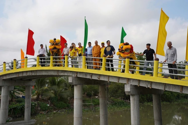 Cầu Tường Nguyên 570 (tại ấp Vĩnh Hòa 1) dài 45 mét, rộng 3,5 mét vừa được khánh thành