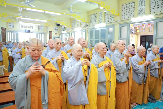 Chư Ni Phân ban Ni giới T.Ư và Phân ban Ni giới TP.HCM dâng hương tưởng niệm