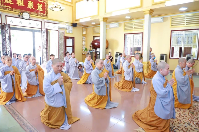 Chư Ni thực hiện khóa lễ Tam bảo tại chánh điện