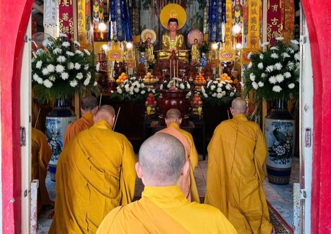 Chư tôn đức cử hành khóa lễ thiền môn Chư tôn đức cử hành khóa lễ thiền môn