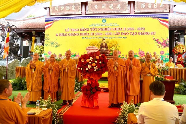 Chư tôn đức lãnh đạo Giáo hội trao lẵng hoa chúc mừng