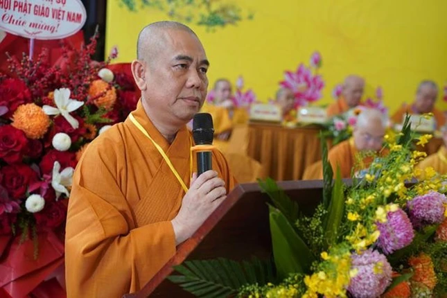 Thượng tọa Thích Thiện Hạnh thay mặt Ban Điều hành trình bày báo cáo