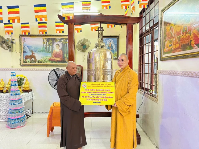 Đại đức Thích Minh Phú trao bảng cúng dường Đại hồng chung chùa Hương Quang