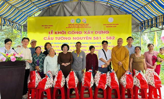 Trao quà đến bà con khó khăn tại xã Trường Thành