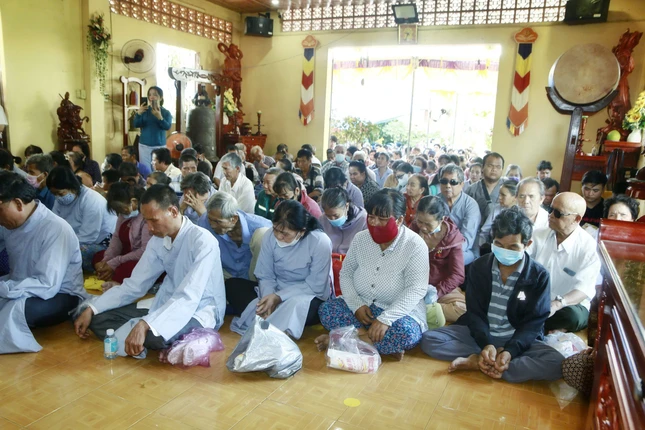 Bà con khiếm thị khó khăn tại các địa phương về chùa Pháp Hoa nhận quà của đoàn