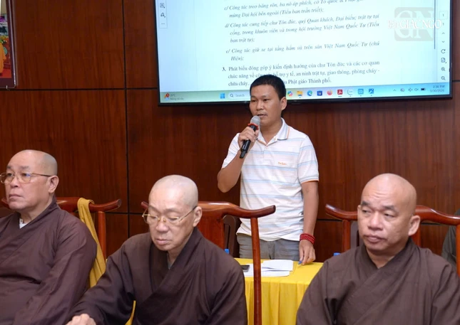 Các vị tham dự buổi họp đóng góp ý kiến về an ninh, trật tự, giao thông cho đại hội