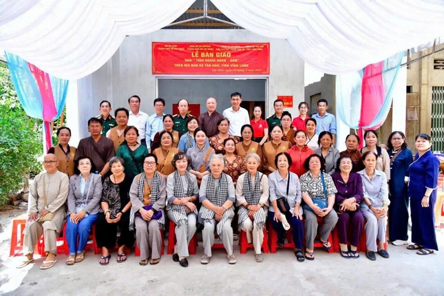 Đoàn chụp ảnh lưu niệm nhân ngày bàn gia nhà mới đến hộ nghèo