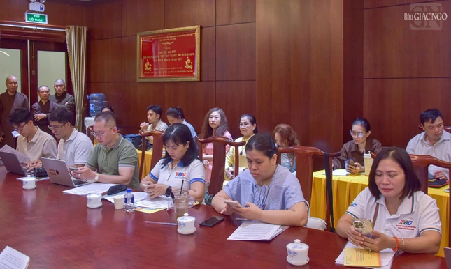 Phóng viên, biên tập đại diện các cơ quan báo đài tham dự buổi họp báo tại Việt Nam Quốc Tự