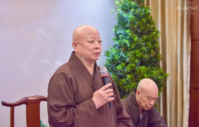 Hòa thượng Thích Lệ Trang phát biểu tại buổi họp báo với đại diện các cơ quan báo đài