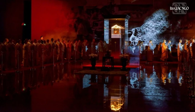 Tôn trí xá-lợi Trái tim Bồ-tát Thích Quảng Đức tại Việt Nam Quốc Tự cho Tăng Ni chiêm bái nhân Đại lễ Vesak Liên Hiệp Quốc 2025 tại TP.HCM - Ảnh: Quảng Đạo