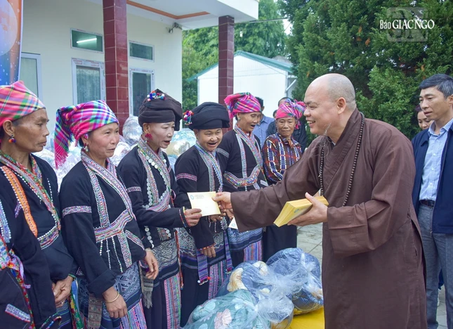 Thượng tọa Thích Thanh Phong trao quà từ thiện đến đồng bào dân tộc vùng Tây Bắc, đây là một trong các hoạt động an sinh xã hội mà Phật giáo TP.HCM để lại ấn tượng nổi bật, không chỉ trên địa bàn TP.HCM mà còn ở nhiều địa phương khác - Ảnh: V.Phúc
