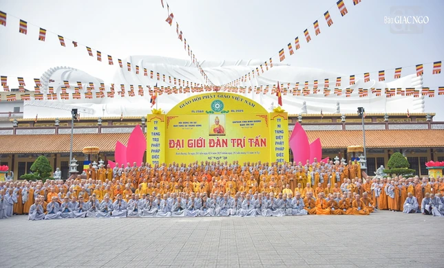 Giới đàn Trí Tấn do Ban Trị sự Phật giáo tỉnh Bình Dương cũ tổ chức - Ảnh: Quảng Đạo