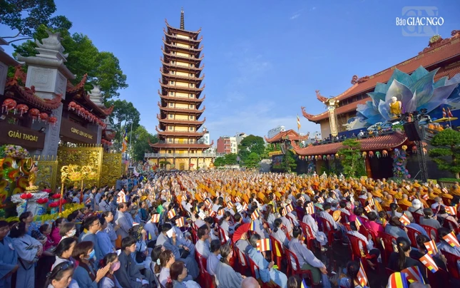 Đại lễ Phật đản tại Việt Nam Quốc Tự - Ảnh: Quảng Đạo