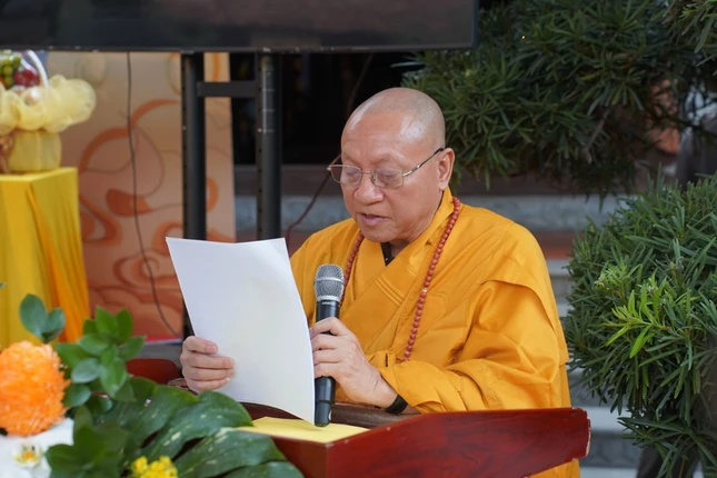 Hòa thượng Thích Gia Quang đọc lời tưởng niệm tri ân Thánh Tổ Như Trừng Lân Giác Hòa thượng Thích Gia Quang đọc lời tưởng niệm tri ân Thánh Tổ Như Trừng Lân Giác