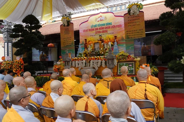 Toàn thể hội chúng cùng xem những thước phim tư liệu Toàn thể hội chúng cùng xem những thước phim tư liệu