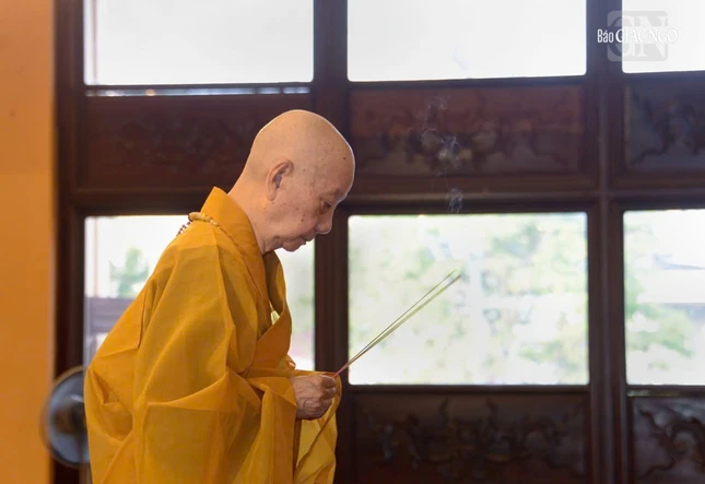 Đức Đệ tứ Pháp chủ GHPGVN thành kính niêm hương Tam bảo