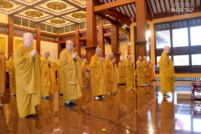 Hòa thượng Thích Lệ Trang cùng chư tôn đức Ban Trị sự GHPGVN TP.HCM
