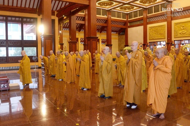 Chư tôn đức thành kính dâng hương Tam bảo