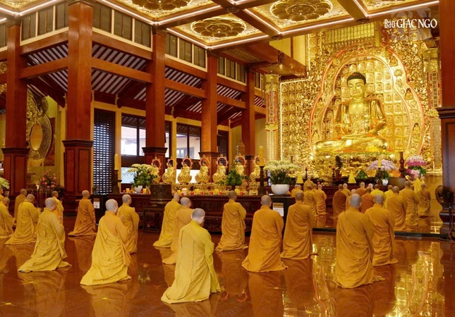 Chư Tăng vân tập định kỳ thính giới, cùng nhắc nhở nhau về giới pháp của hành giả xuất gia