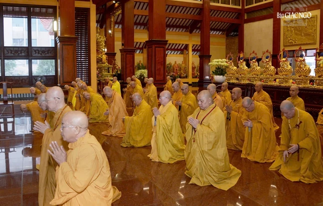 Chư Tăng đảnh lễ Tam bảo