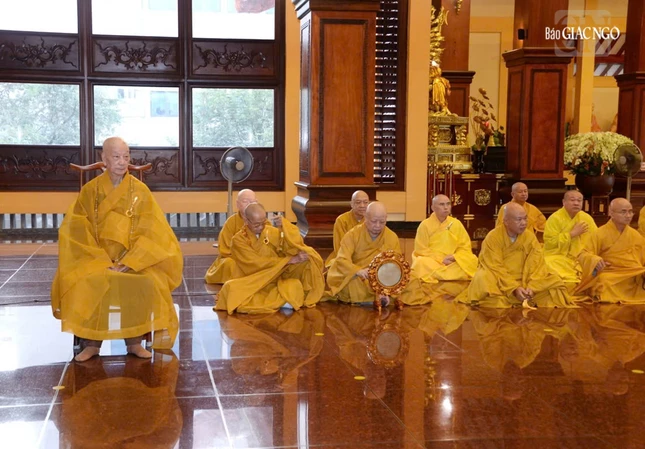 Đức Pháp chủ thính giới cùng đại chúng