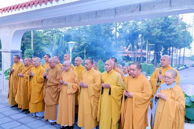 Chư tôn đức Tăng Ni dâng hương tại Nghĩa trang Liệt sĩ Bình Dương - Ảnh: Tĩnh Lặng