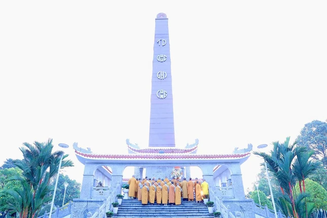 Dâng hương tưởng niệm chư anh linh anh hùng liệt sĩ tại Nghĩa trang Liệt sĩ Bình Dương - Ảnh: Tĩnh Lặng