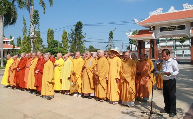 Chư tôn đức tưởng niệm, tri ân tại Nghĩa trang Liệt sĩ Bà Rịa -Vũng Tàu - Ảnh: Quảng Chuyên