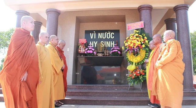 Chư tôn đức tưởng niệm tại Nghĩa trang Liệt sĩ Bà Rịa - Vũng Tàu - Ảnh: Quảng Chuyên