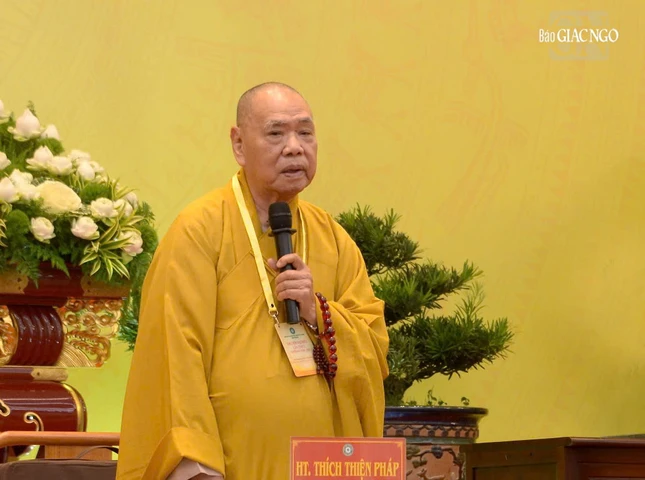 Trưởng lão Hòa thượng Thích Thiện Pháp lấy ý kiến biểu quyết của toàn thể đại biểu