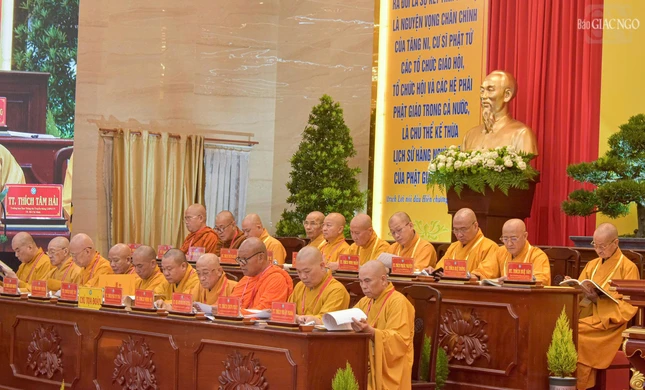 Chư tôn đức chủ tọa ngày đầu tiên của Đại hội