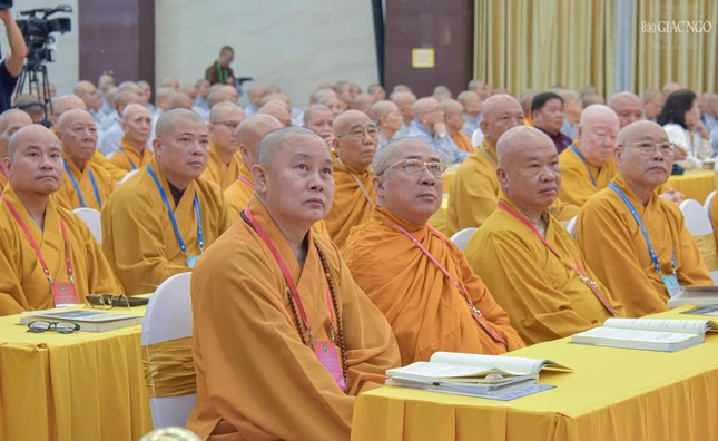 Chư tôn đức xem báo cáo nhiệm kỳ 2022-2027 qua video clip