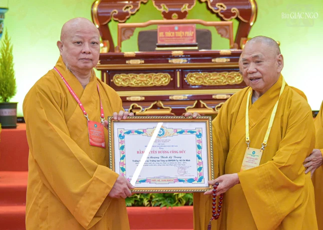Trưởng lão Hòa thượng Thích Thiện Pháp trao Bằng tuyên dương công đức của GHPGVN đến Hòa thượng Thích Lệ Trang