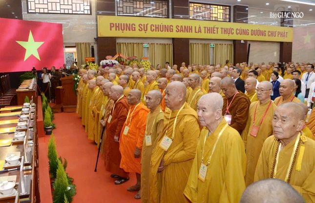 Chư tôn đức trong nghi thức chào Quốc kỳ - Đạo kỳ tại Đại hội