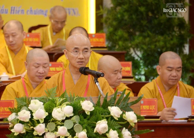 Thượng tọa Thích Thiện Quý báo cáo tóm tắt kết quả của các nội dung quan trọng tại ngày thứ nhất Đại hội, nhiệm kỳ 2026-2031