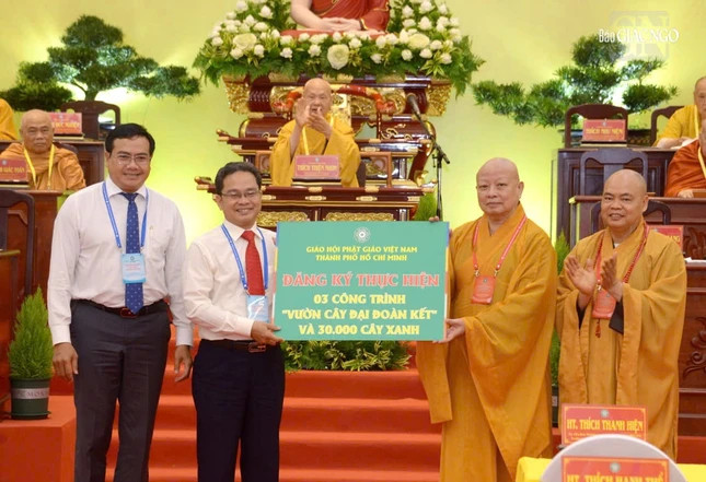 Ban Trị sự TP.HCM trao bảng ủng hộ công trình "vườn cây đại đoàn kết" của Thành phố