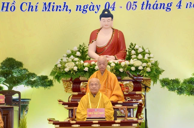 Đức Pháp chủ GHPGVN và Trưởng lão Hòa thượng Phó Pháp chủ chứng minh Đại hội