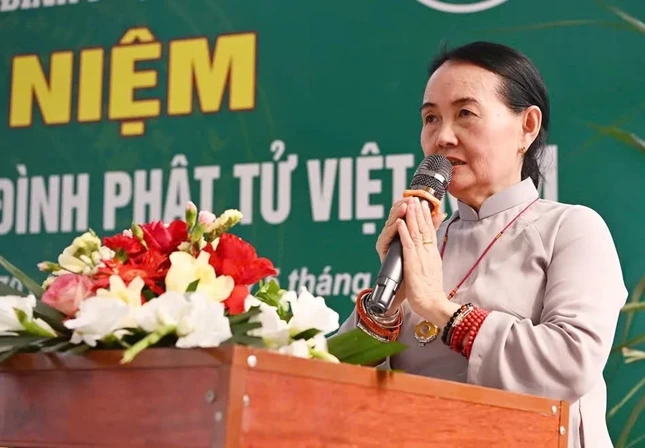 Cư sĩ Diệu Nhân Nguyễn Thị Xuân Loan phát biểu tại buổi lễ