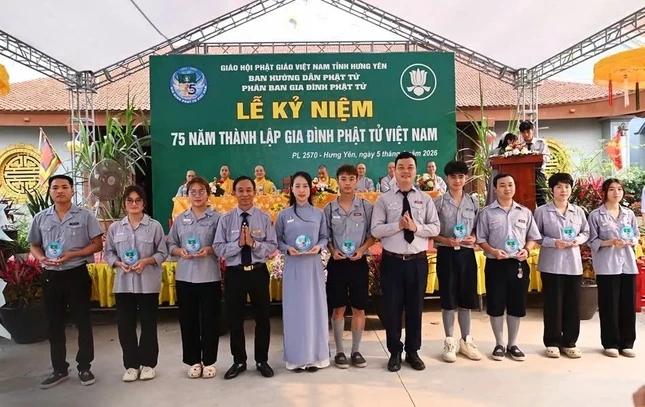 Ban Tổ chức trao quà lưu niệm đến các đơn vị Gia đình Phật tử cơ sở tại miền Bắc