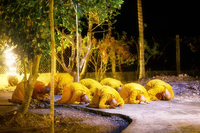 Chư Tăng tam bộ nhất bái nhân kỷ niệm ngày khánh đản Bồ-tát Quán Thế Âm