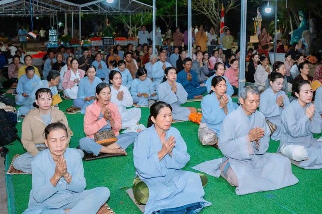 Phật tử các đạo tràng về Quán Âm Phật Đài trì tụng kinh nhân vía Bồ-tát Quán Thế Âm